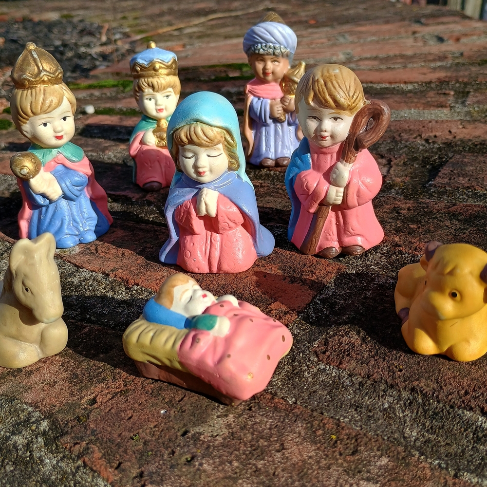 VTG 1950s bright and colorful HOMCO 7-piece Nativity Scene, Christmas core, cute